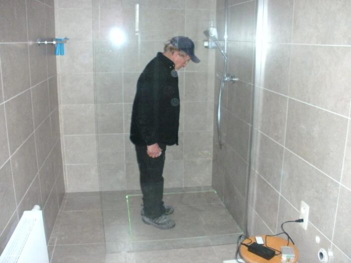 badkamer inloopdouches met een onzichtbare waterafvoer